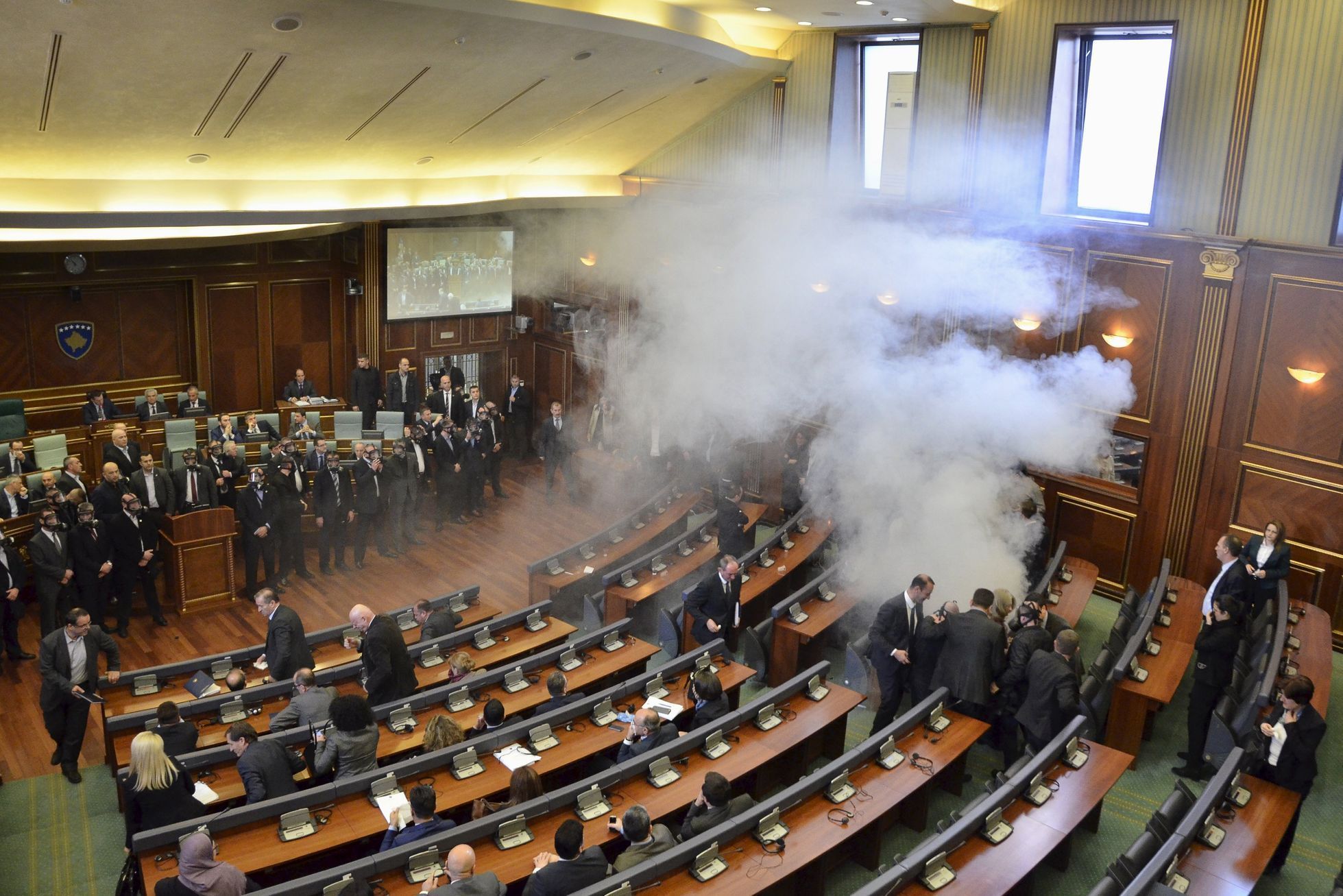 Kosovský parlament po útoku opozice slzným plynem