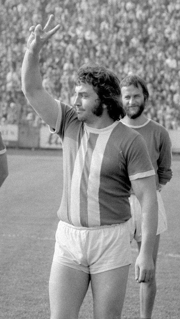 Franta Kocourek před fotbalovým utkáním Amfory a brněnských osobností na snímku z r. 1978.