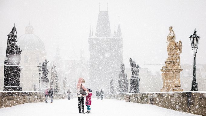 Zima na Karlově mostě v Praze. Leden 2021
