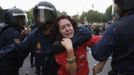 A protester is dragged away by a police officer after the police charged demonstrators outside Spanish parliament in Madrid, September 25, 2012. Protesters clashed with police in Spain's capital on Tuesday as the government prepares a new round of unpopular austerity measures for the 2013 budget that will be announced on Thursday. REUTERS/Susana Vera (SPAIN - Tags: CIVIL UNREST POLITICS) Published: Zář. 25, 2012, 7:54 odp.