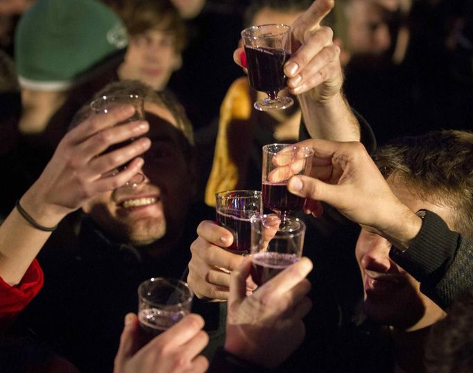 People attend the official launch of the 2012 Beaujolais Nouveau wine in the center of Lyon early November 15, 2012. REUTERS/Robert Pratta (FRANCE - Tags: SOCIETY) Published: Lis. 15, 2012, 2:05 dop.