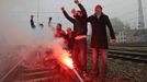 Belgian workers demonstrate on rail tracks and block trains during a European strike, at the North train station in Brussels November 14, 2012. Millions of workers joined strikes across southern Europe on Wednesday to protest against spending cuts and tax hikes that trade unions say have brought misery and deepened the region's economic crisis. REUTERS/Yves Herman (BELGIUM - Tags: POLITICS CIVIL UNREST BUSINESS EMPLOYMENT TRANSPORT) Published: Lis. 14, 2012, 9:51 dop.