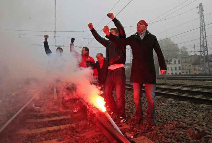 Belgian workers demonstrate on rail tracks and block trains during a European strike, at the North train station in Brussels November 14, 2012. Millions of workers joined strikes across southern Europe on Wednesday to protest against spending cuts and tax hikes that trade unions say have brought misery and deepened the region's economic crisis. REUTERS/Yves Herman (BELGIUM - Tags: POLITICS CIVIL UNREST BUSINESS EMPLOYMENT TRANSPORT) Published: Lis. 14, 2012, 9:51 dop.