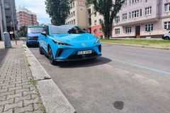 Ještě letos zadarmo. Elektromobily mohou v Praze bezplatně stát na modrých zónách