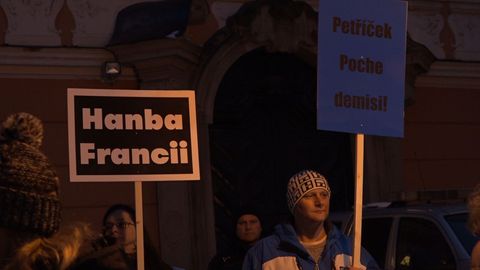 Macron do kriminálu! Lidé protestovali proti uvěznění českého řidiče ve Francii