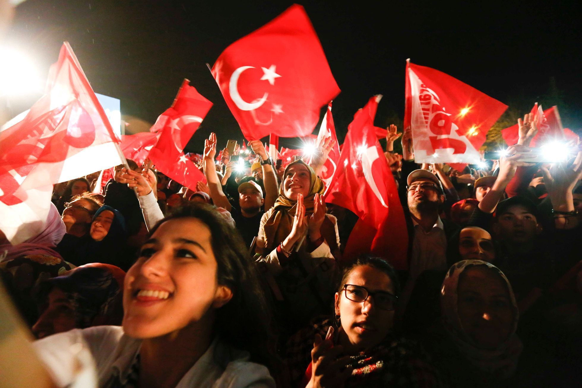 Turecko po referendu, lidé v Istanbulu slaví vítězství