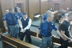Nejvyšší soud stvrdil tresty za žhářský útok ve Vítkově