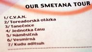 Papír, co měl každý z šesti účinkujících před sebou. Cellistka Maria třeba na zemi u nohou, její sestra, klavíristka Lucia, zase mezi notovou partiturou.