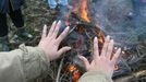 During a short break it is time to warm up at the fire. Monika Demeterová takes off her gloves and reveals her well-cared for nails. Trained as a shop assistant, she could not find a job as one: "It's enough if I introduce myself and they don't have any vacancies. When my Czech boyfriend calls, they do."