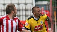 Duel 28. kola první fotbalové ligy, ve kterém první sestupující tým do druhé ligy Viktoria Žižkov porazil České Budějovice 2:0, v akci Tomáš Řepka.