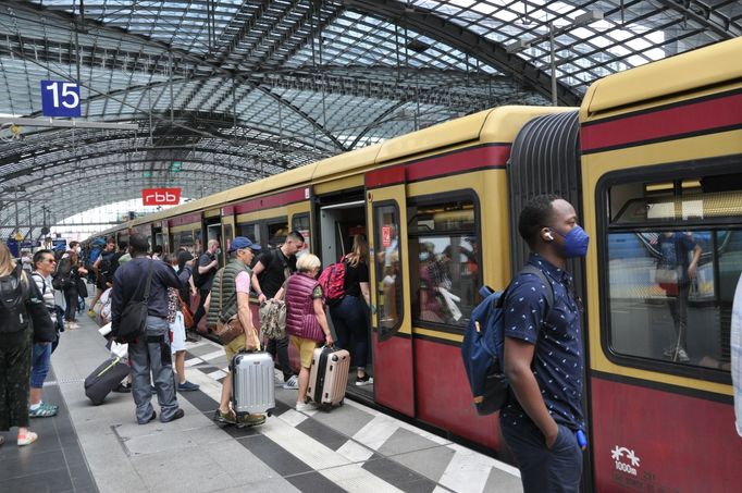 Cestující nastupují do vlaku na nádraží v Berlíně. Už měsíc mohou lidé v Německu jezdit po celé zemi regionální dopravou za devět eur, snímek z 30. června 2022.