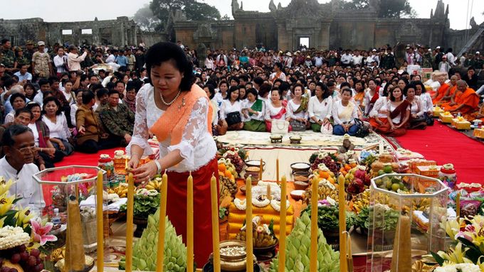 Kambodžská první dáma Bun Rany, manželka premiéra Hun Sena, zapaluje svíci během buddhistického ceremoniálu u chrámu Preah Vihear