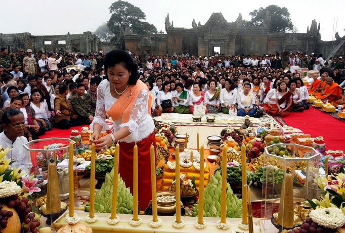 Kambodžská první dáma Bun Rany, manželka premiéra Hun Sena, zapaluje svíci během buddhistického ceremoniálu u chrámu Preah Vihear