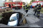 Auto v Praze zmizelo pod zemí, mohlo za to podmáčení