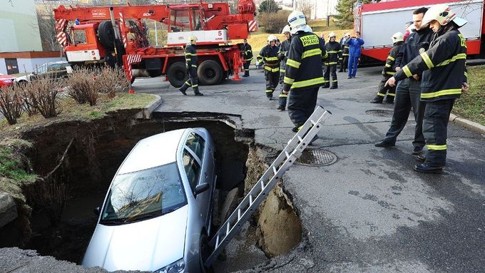 Auto v Praze zmizelo pod zemí, mohlo za to podmáčení