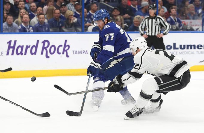 Victor Hedman z Tampy krotí puk před Trevorem Lewisem z Los Angeles