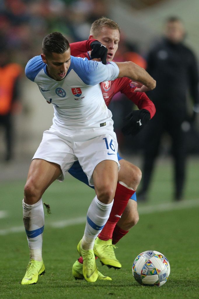 David Hancko a Matěj Vydra v zápase Ligy národů Česko - Slovensko.