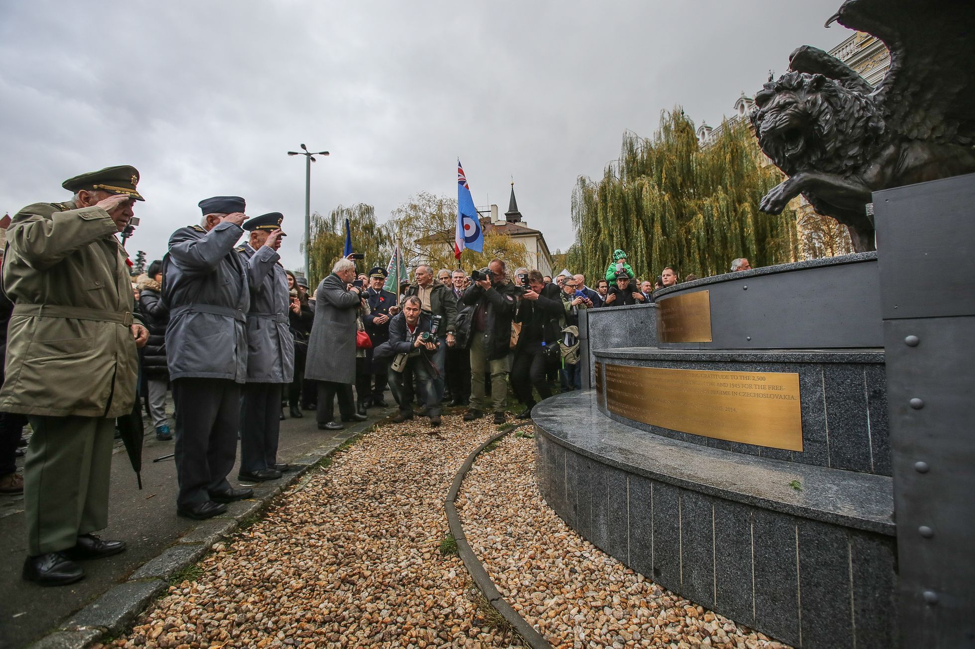 Odhalení pamětní desky Čechoslovákům bojujícím v RAF na památníku na Klárově v Praze
