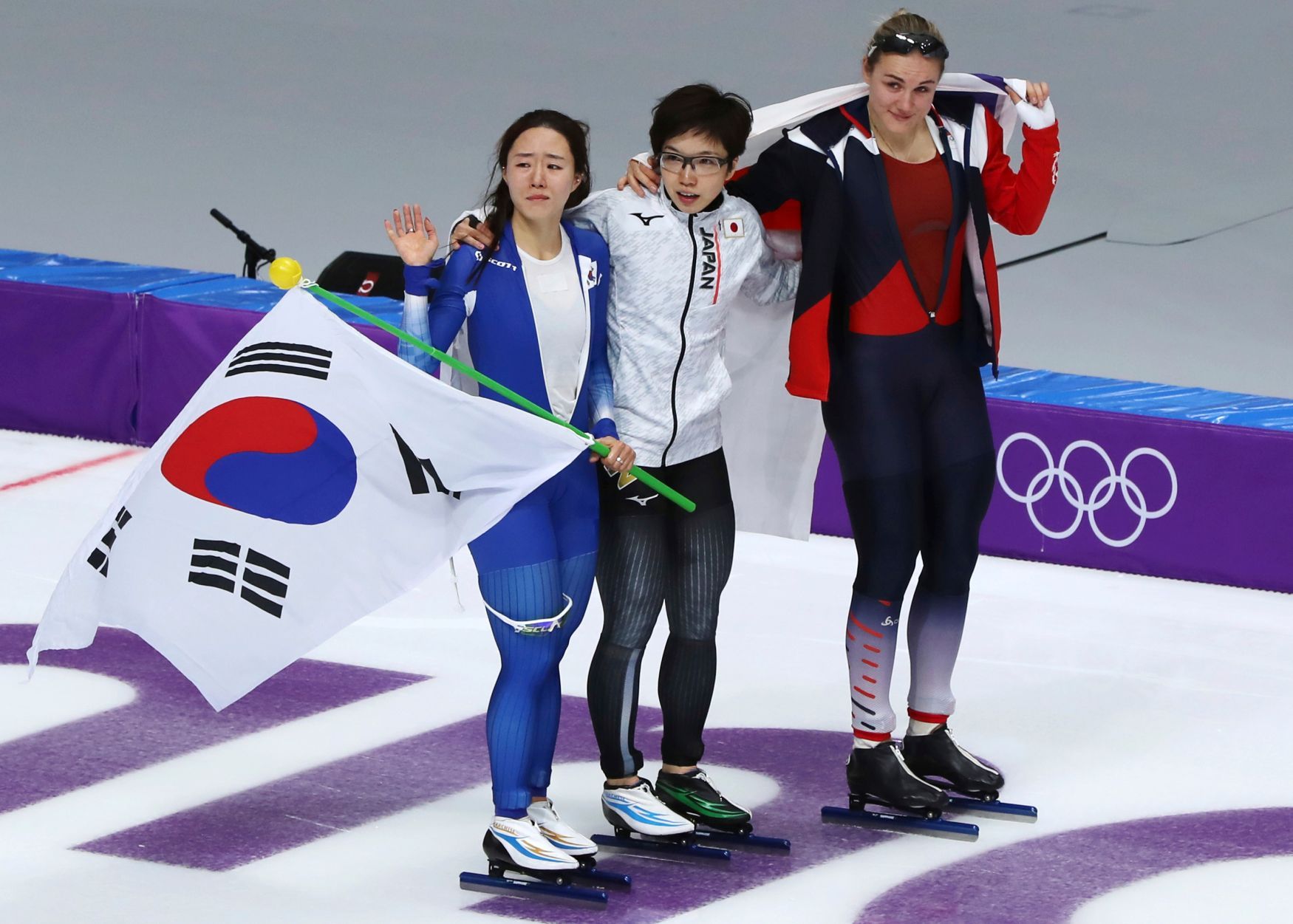I Sang-hwa, Nao Kodairaová  a Karolína Erbanová (vzadu) po závodě na 500 m na ZOH 2018