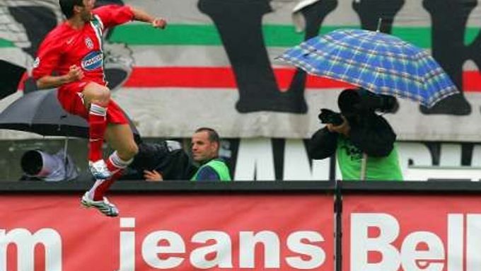 Adrian Mutu z Juventusu slaví gól proti Sieně.