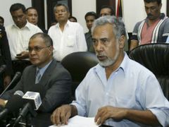 Východotimorský premiér Xanana Gusmao (vpravo) hovoří na mimořádné tiskové konferenci v Dili poté, co vyvázl bez zranění z pokusu o atentát