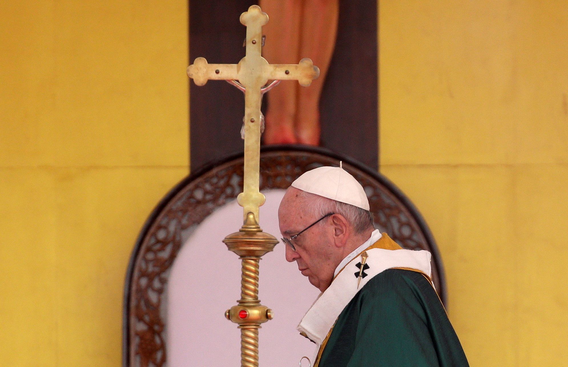 Papež František během mše v Barmě