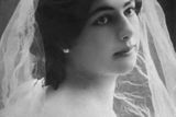 Mata Hari se ve skutečnosti jmenovala Margaretha Geertruida Zelleová (7. srpna 1876, Leeuwarden – 15. října 1917, Vincennes). Snímek neznámého autora ji zachycuje v roce 1895.