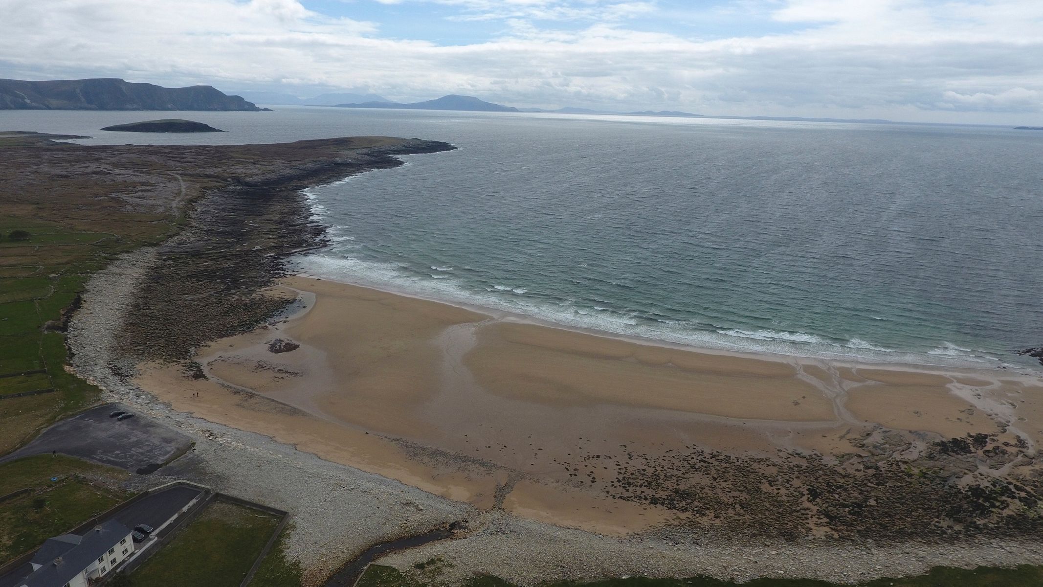Pláž Dooagh v Irsku, na kterou se vrátil písek
