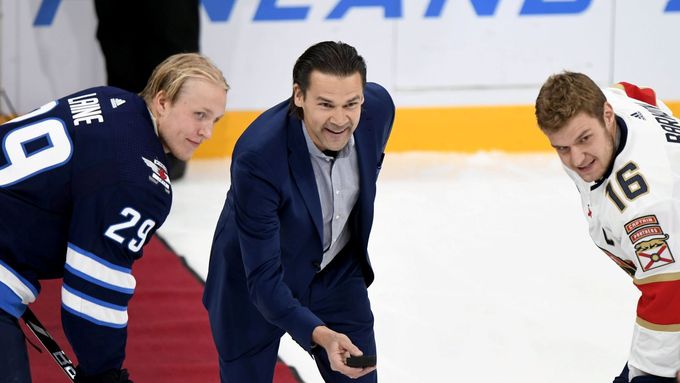 Slavností buly před zápasem NHL v Helsinkách: Patrik Laine (Winnipeg), Teppo Numminen a  Aleksander Barkov (Florida)