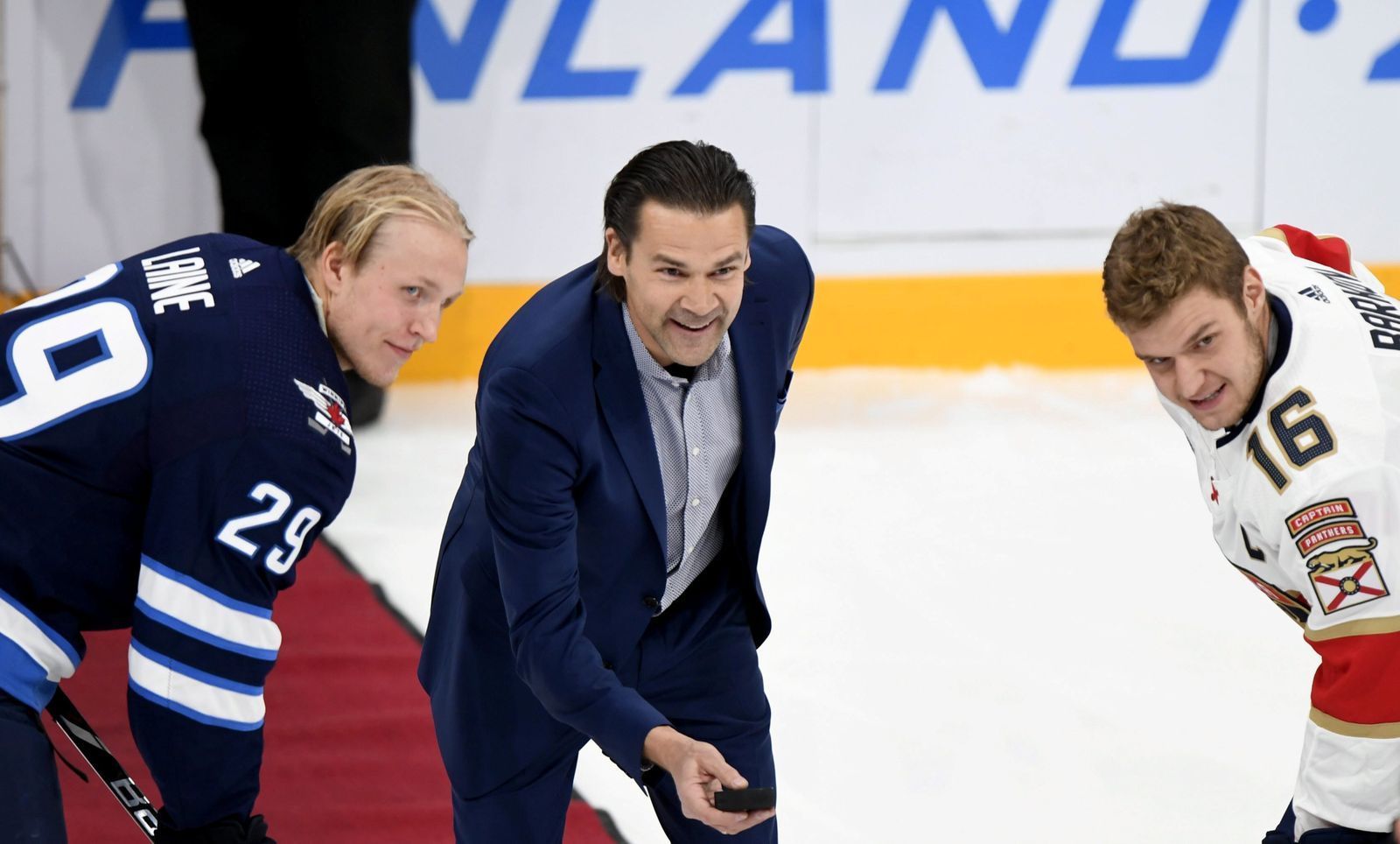 Slavností buly před zápasem NHL: Patrik Laine (Winnipeg), Teppo Numminen a  Aleksandr Barkov (Florida)