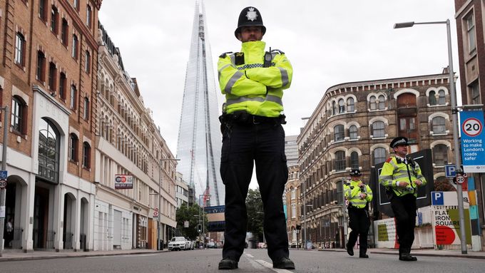 Británie čelí vlně útoků bodnou zbraní, policistů je podle opozice v ulicích málo.