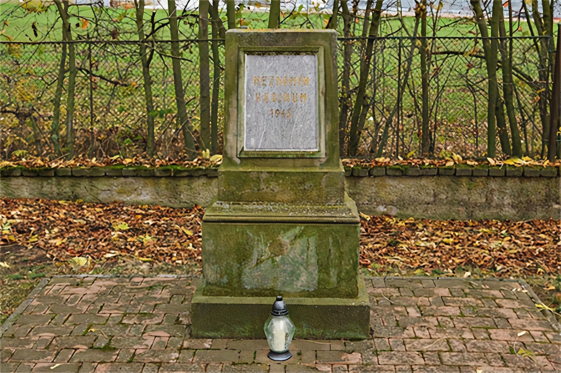 Jednorázové užití / Vlasovci - 1945 / New / Duben 2020 / Hroby