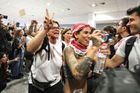 Účastníky mise Global Sumud Flotilla, kteří byli při pokusu dopravit humanitární pomoc do Gazy zadrženi Izraelem, vítali při jejich příletu na aténské letiště Eleftherios Venizelos jejich podporovatelé.