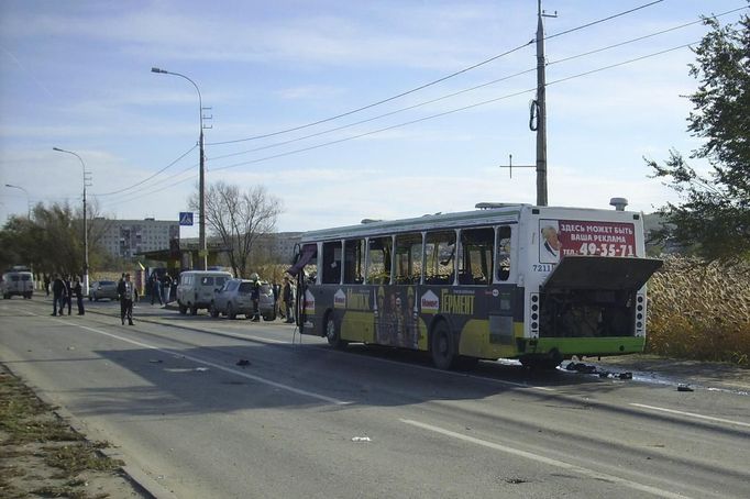 Záchranáři poblíž autobusu, který poničila bomba. Snímek z Volgogradu poskytlo ruské ministerstvo pro mimořádné situace.