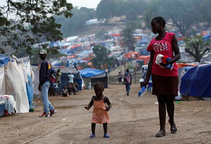 Tak dnes bydlí na Haiti ti, kteří přišli o střechu nad hlavou. Ve stanech z kůlů a igelitů.