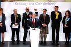 Nepsaná britská ústava přiznává šéfovi labouristů Gordonu Brownovi jako stávajícímu premiérovi právo pokusit se o sestavení nového kabinetu jako první.