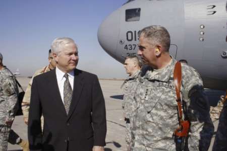 Nový americký ministr obrany Gates na bagdádském letišti spolu s velitem Johnem Abizaidem