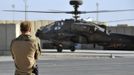 Britain's Prince Harry watches an Apache helicopter return from a mission, at Camp Bastion, southern Afghanistan in this photograph taken November 3, 2012, and released January 21, 2013. The Prince, who is serving as a pilot/gunner with 662 Squadron Army Air Corps, is on a posting to Afghanistan that runs from September 2012 to January 2013. Photograph taken November 3, 2012. REUTERS/John Stillwell/Pool (AFGHANISTAN - Tags: MILITARY POLITICS SOCIETY MEDIA ROYALS CONFLICT) Published: Led. 21, 2013, 7:54 odp.