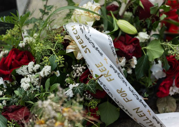 Na pražské Václavském náměstí vzniklo pietní místo pro zavražděnou Ukrajinku Irynu Zarutskou i republikánského influencera Charlieho Kirka. Jeho portrét ale zmizel.