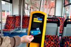 Jízdenku za autobus zaplatíte bezkontaktní kartou, novinka míří i do Karlovarského kraje