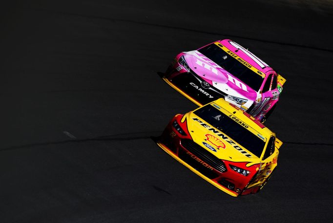 NASCAR 2015: Joey Logano (22) a Kyle Busch (18)