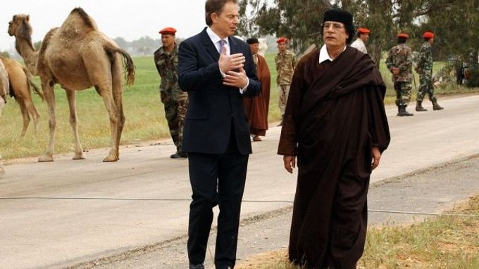 Tony Blair a Muammar Kaddáfí na snímku z roku 2004.