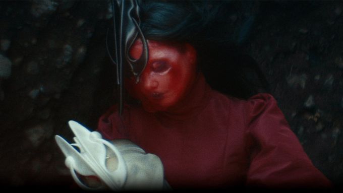 Videoklip ke skladbě Ancestress z posledního alba Björk natočil Andrew Thomas Huang.