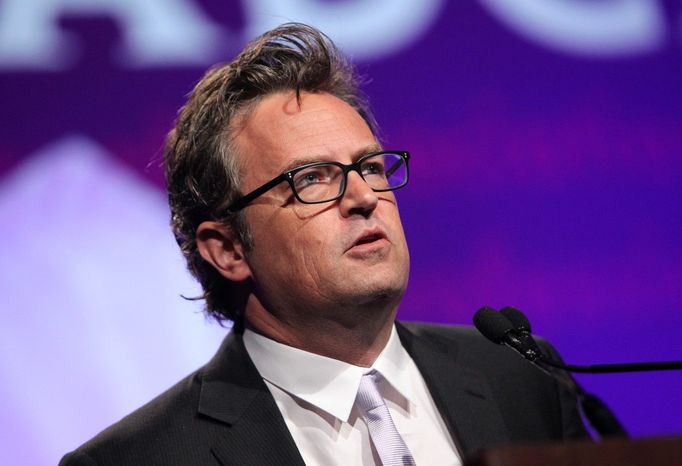 Ve věku 54 let v sobotu zemřel americko-kanadský herec Matthew Perry, který se proslavil rolí Chandlera Binga v komediálním seriálu Přátelé.