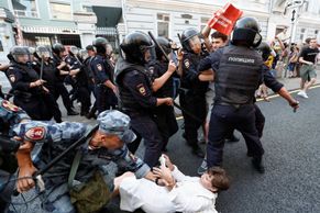 Foto: "Putin je zloděj!" Rusové protestovali proti Kremlu, policisté je bili obušky