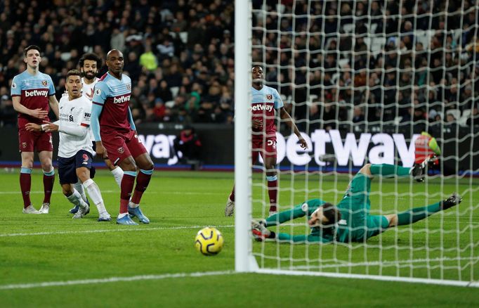 Soccer Football - Premier League - West Ham United v Liverpool - London Stadium, London, Britain - January 29, 2020   Liverpool's Roberto Firmino and Mohamed Salah look o