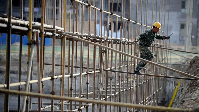 Dělník seskakuje z lešení u novostaveb ve městě Jin-čchuan v autonomním regionu Ning-sia Chuej.