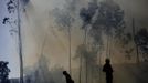 Firefighters attempt to extinguish a fire burning in Alvaiazere, near Ourem September 4, 2012. More than 10 fires are active in Portugal, according to the Civil Defence. REUTERS/Rafael Marchante (PORTUGAL - Tags: DISASTER ENVIRONMENT) Published: Zář. 4, 2012, 1:08 odp.