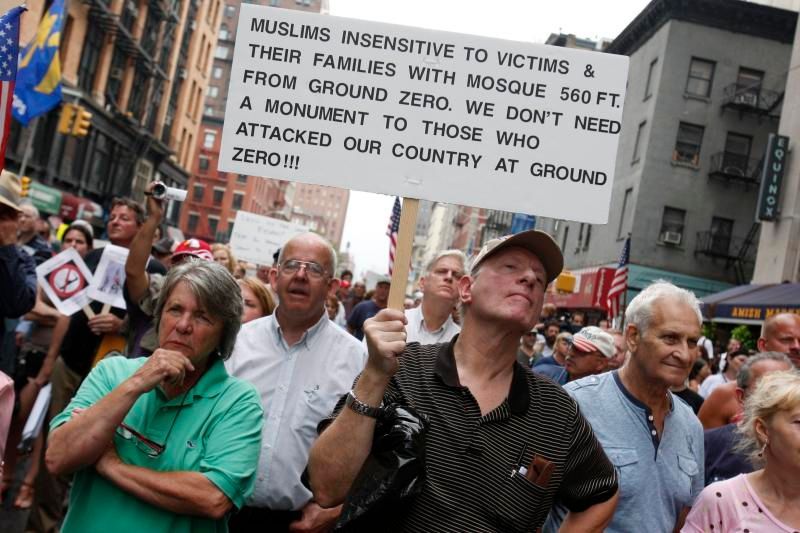 New York - mešita - demonstrace "pro" i "proti"