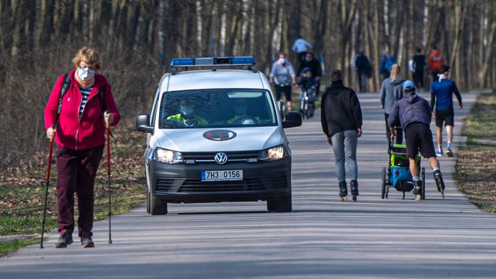 Parky i cyklostezky plné lidí. Češi i přes stav nouze míří na výlety, místní se brání